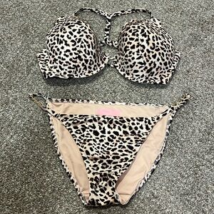Victoria Secret Bikini XL bottoms top is 36DDD.